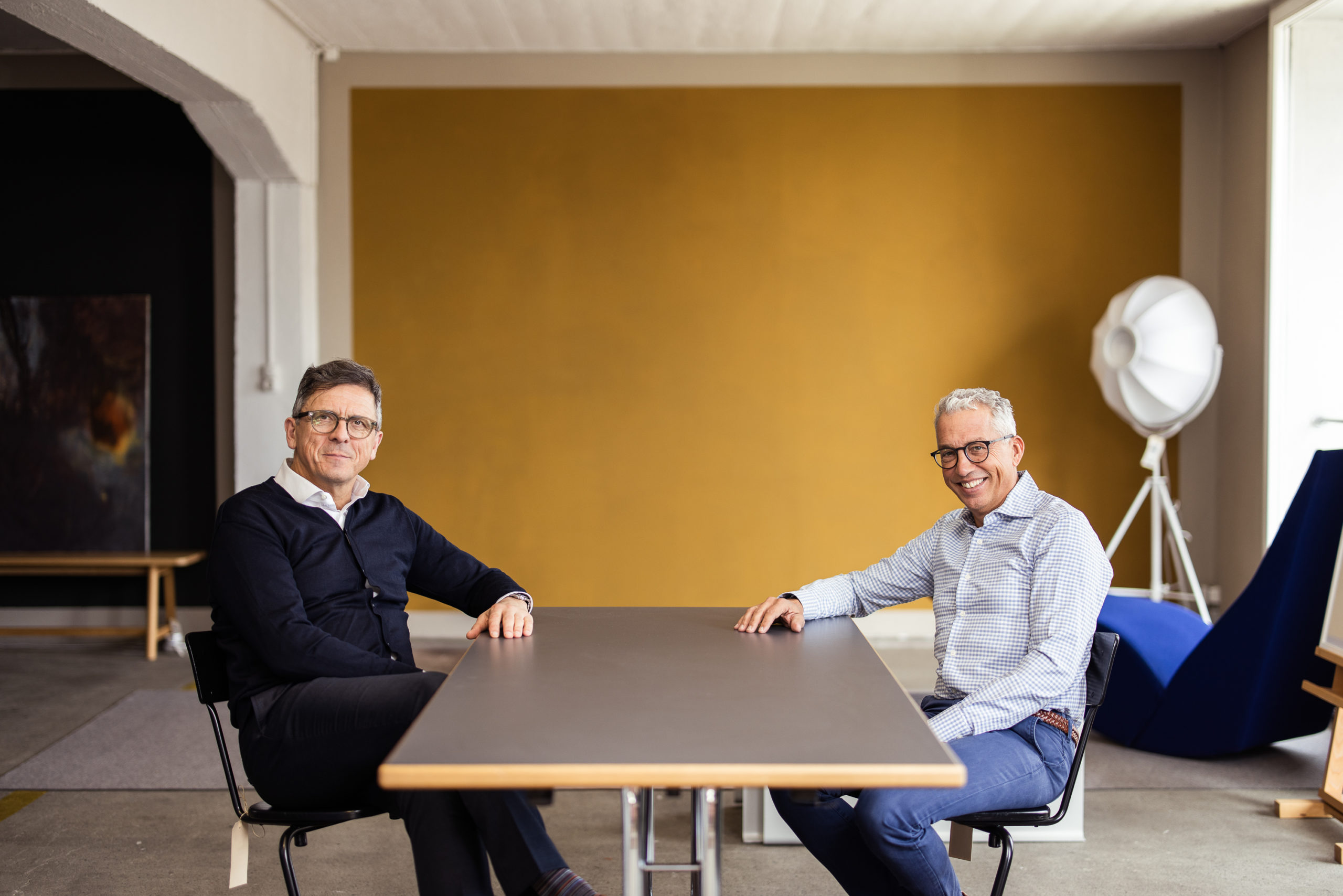 Andreas Choffat und Edi Brandenberger sitzen gelassen an einem Tisch